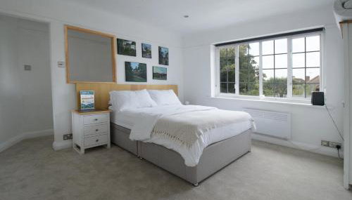One-Bedroom flat in Cheam Village - Photo 1