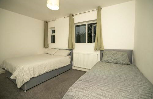 Dunstable 3-Bed House Sleeps 6 Driveway Parking Near Town Centre & Transport Links Close to Whipsnade Zoo Ideal for Families & Contractors - Photo 10