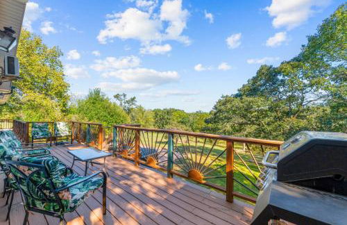 Lakefront Retreat with Deck Movie Room and Yard - Foto 1