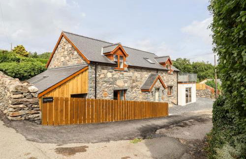 Llys Tirion - Photo 1