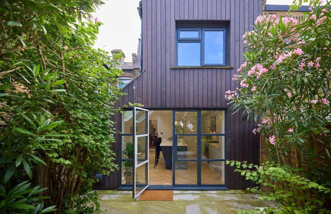 The Shepherd s Bush Wonder - Trendy 4bdr Home With Garden Terrace - Photo 36