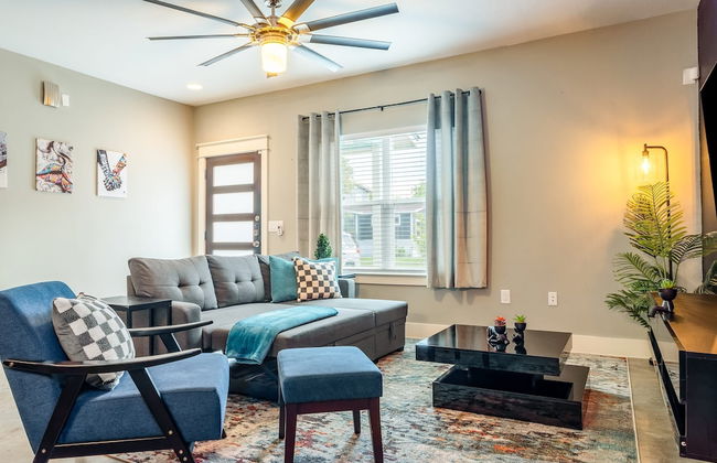 Upstay - East Austin Home w Yard Games Fire Pit - Photo 5