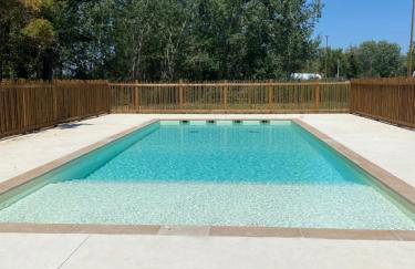 AGENCE JF IMMO-T2 climatise 4 pers avec terrasse vue campagne piscine et parking V0773 - Foto 7