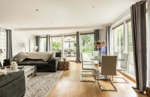 Modern contemporary home in beautiful setting - Foto 43