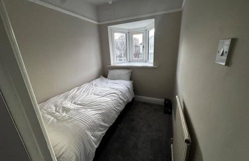 Modern 3-Bedroom House with Private Parking - Photo 26