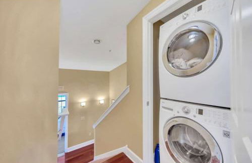 Cozy & Elegant 4BR Enchanted Townhouse - 1 Mile to Disney with Resort Pool, Gym, & Jacuzzi - Photo 7