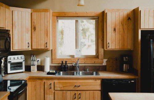 Cabin Minutes to Mt Rainier - EV, HotTub, 2 Queen and Twin - Photo 13