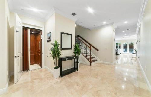 Lux Home with Rooftop & Elevator 2mi to Beach - Foto 7