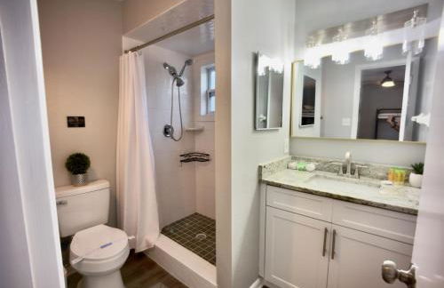 Luxury 4BR Getaway with Heated Pool & Cozy Vibes! - Foto 34