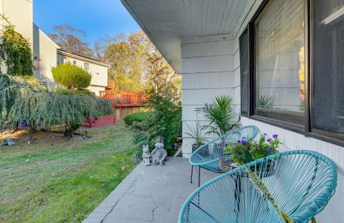 8 Mi to Jones Beach State Park! Cozy Home with Porch - Foto 23