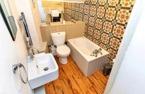 Finest Retreats - Islip Mill House - Beautiful Riverside Home - Photo 16