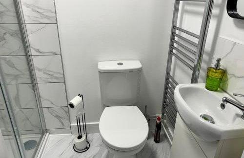 Modern & Cozy Gem - 10min to City Center - Parking - Foto 17
