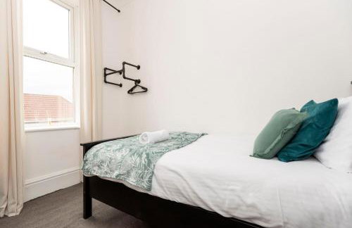 Spacious 4BR Home in Gateshead Sleeps 8 with FREE Parking - Foto 19