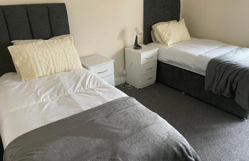 Large 4 Bedroom Sleeps 8, Spacious Apartment for Contractors and Holidays near Bedford Centre - 1 FREE PARKING SPACE & FREE WIFI - Foto 10
