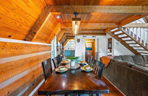 Charming A-Frame Cabin w Hot Tub & Mountain Views - Foto 11