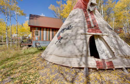 Colorful Cabin w/ Teepee, Fire Pits & Mtn Views! - Foto 21