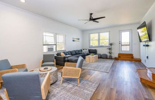 5BR Lakefront Getaway with hot tub - Foto 10