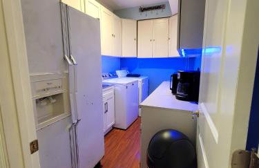 3 bedroom guest suite first floor unit with nice patio area right next to the MrC Hotel 10 minutes from Rodeo Drive Washer Dryer WIFI and more - Foto 8