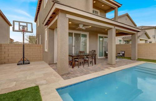 Serenity Retreat: 3BR, Heated Pool, Parking - Foto 1