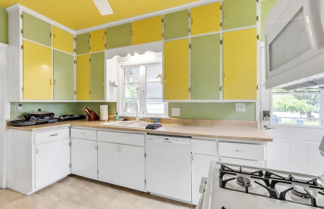 Unique Charmer: Outdoor Space & More Near Um 3 Bedroom Home by RedAwning - Foto 10