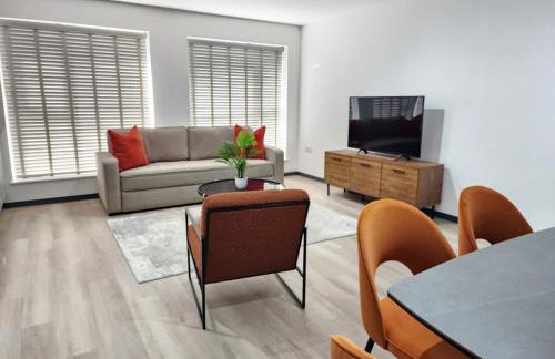 Elegant 2-Bed Apartment with AC, Sleeps 6, Free Parking, Netflix, WiFi, New build - Photo 4