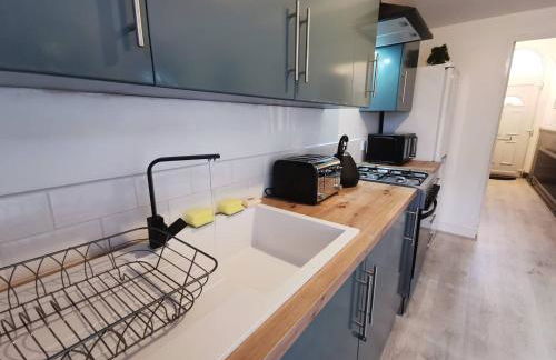 Spacious & comfy 4 bed house, 6 Beds, Free Private Parking & Wifi - Foto 49