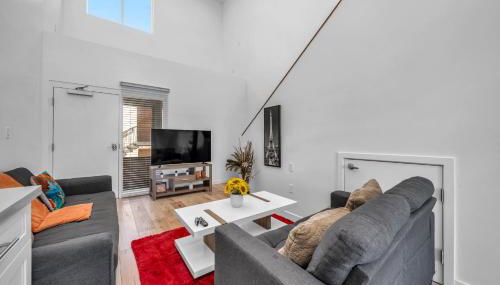 Chic 1 Bedroom Loft with Balcony Hollywood Sign View Free Gated Parking Full Kitchen - Foto 2