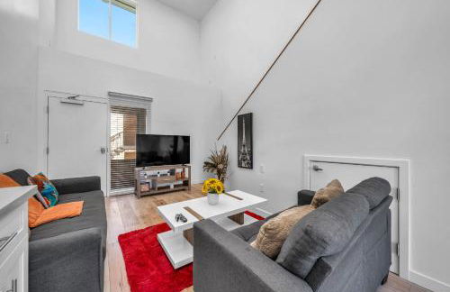 Chic 1 Bedroom Loft with Balcony Hollywood Sign View Free Gated Parking Full Kitchen - Foto 2