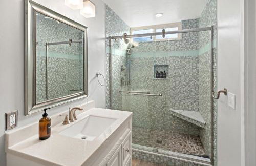 Stunning Beach Home - large patio, parking, ac & dog friendly! - Foto 7