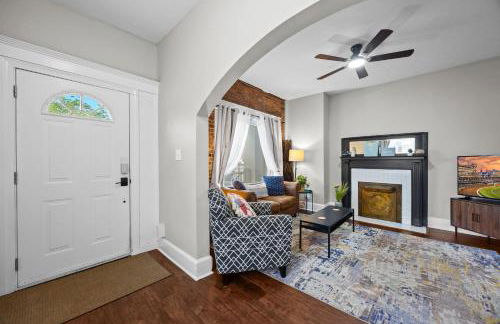 Stylish Home in Historic District Near Riverwalk - Foto 17