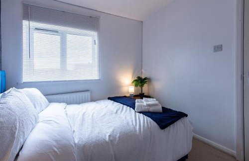 Comfortable 3-Bedroom House with Private Driveway in Bedford - Foto 12