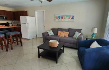 Prime Location Gateway with Pool & Patios, Near Beaches, Groceries and Restaurants - Photo 27