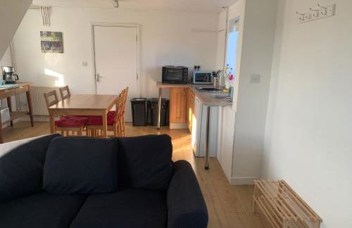 1 Bedroom annex, private bathroom, peaceful area - Photo 8