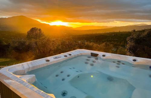 Relax Under the Stars, Best view in town , Yosemite House with Firepit, Hot Tub, Game Room & Pool table - Foto 1