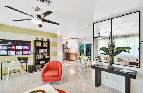 Heated pool, parking, 5 min walk to food and fun! - Foto 33