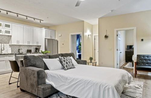 Upscale 2BR suite With Free Parking and Walkable Area - Foto 8