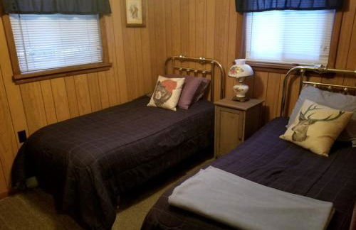 Secluded Lake Cottage Rental with a Dock and a Game Room in Hale, Michigan - Foto 7