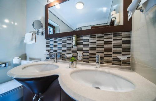 City Beach Villa with Pool and Sea View - Foto 14