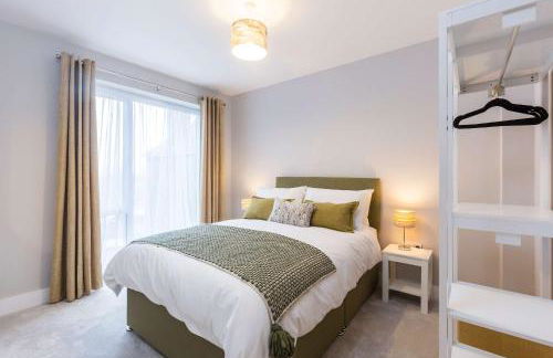 Stylish new Home With Parking - King Beds Garden - Foto 70