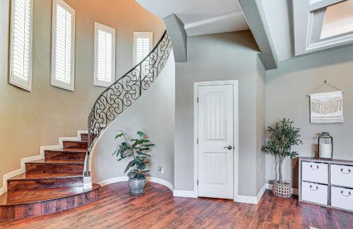 1 Mi to Vackar Stadium Roomy Retreat with Pool - Foto 26