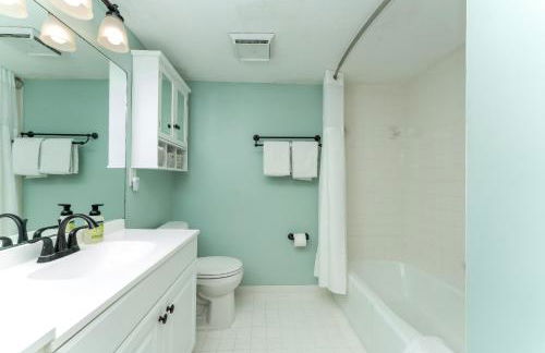 Beach views with top complex amenities and covered parking! - Foto 10