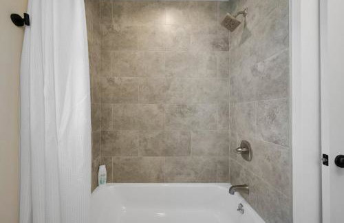 Spacious 5BR Home KING Bed Wi-Fi Parking - Foto 30