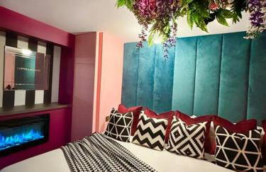 Manchester's ONLY themed slumber party suite for 8 with makeup room - Photo 1