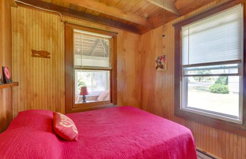 Grandmas Cottage with Sunroom Walk to Beach - Foto 13