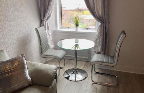 RIVER CLYDE VIEWS - PRIVATE & SPACIOUS APARTMENT - Photo 20