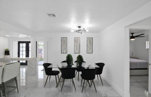 Chic & modern canal-front retreat with private pool - Azure Tides - Photo 45