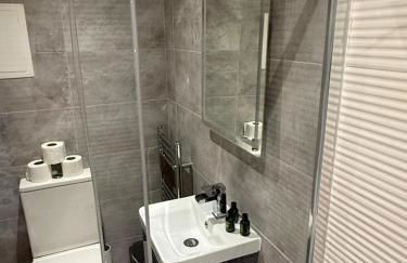 Large Luxury 5BDR Home 2 Bath and Free Parking - Foto 29