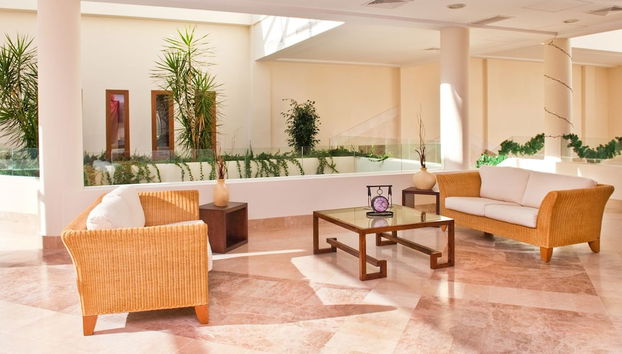 Coin salon dans le hall