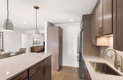 Renovated Riverfront 3 BR, 2 BA with Pool - Walk to Town! - Foto 27