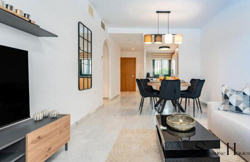 Elegant 2 Bed 2 Bath Apartment, Pool, Views, Parking - Foto 17